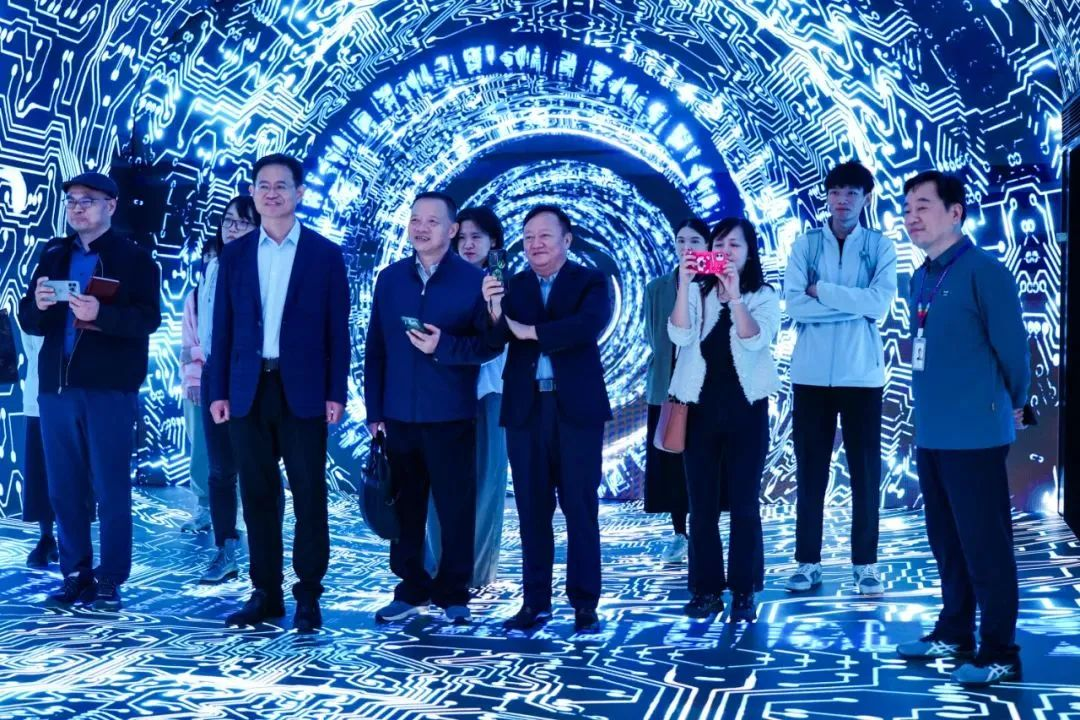 2024120602 国度广电总局发展钻研中心一行赴J9集团励丰文化调研领导