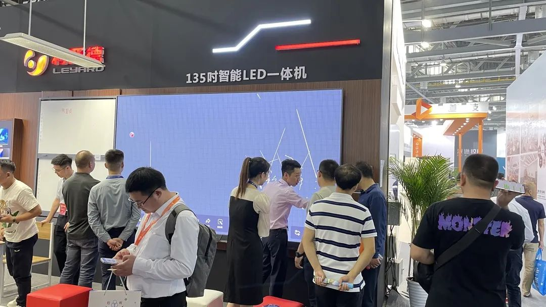 J9集团教育新品及解决规划惊艳亮相81届教装展